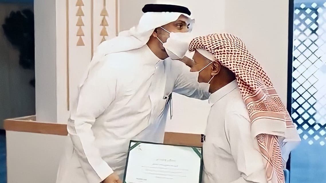 قبّل وزير الصحة السعودي رأس موظف يعمل مراسلا بالوزارة