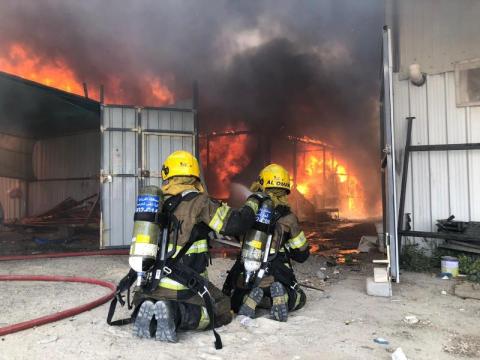 الكويت: حريق هائل في سوق الخيام بمنطقة الري