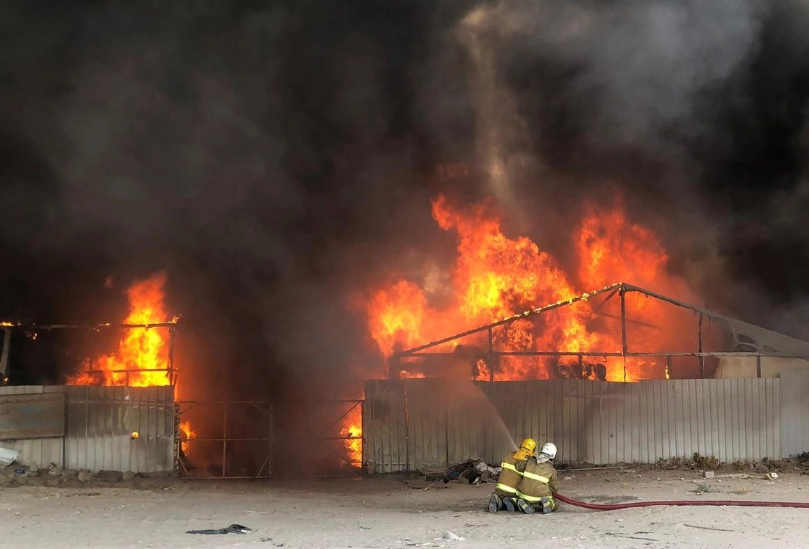 بالفيديو والصور.. اندلاع حريق هائل في سوق الخيام بالكويت