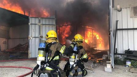 الإطفاء الكويتية تسيطر على حريق سوق الخيام.. وإجراء تحريات لمعرفة الأسباب