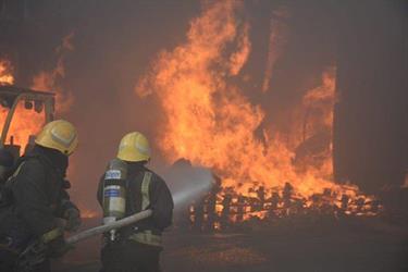 السيطرة على حريق هائل اندلع في مزرعة بالكويت دون خسائر بشرية (فيديو)