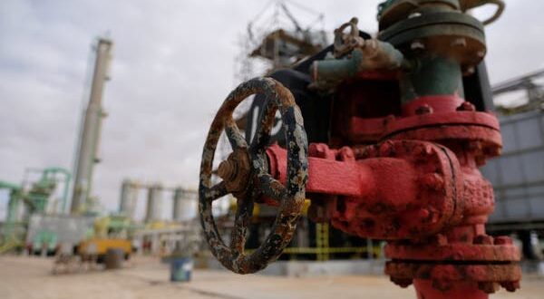 إنتاج النفط في ليبيا شبه متوقف.. موانئ وحقول البلاد معطلة وسط الصراع السياسي