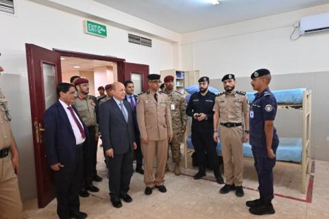 الرئيس رشاد العليمي يزور أكاديمية الشرطة بالكويت بعد 47 عاماً على التخرج
