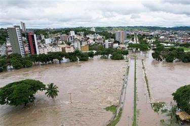 ارتفاع عدد قتلى فيضانات البرازيل إلى 106