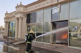 "الدفاع المدني" بالمزاحمية يسيطر على حريق بسوق تجارية (صور)