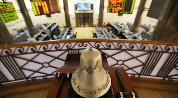 البورصة المصرية تعمق خسائرها الأسبوعية بـ16 مليار جنيه