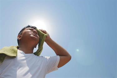 بالتزامن مع موجة الحر.. "صحة الرياض" توضح 6 خطوات لتبريد الجسم بعد ضربة الشمس
