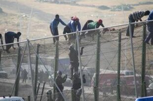 شاهد.. مئات المهاجرين يقتـحمون سياج مليلية قادمين من المغرب