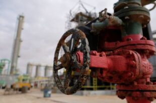 إنتاج النفط الليبي ينخفض إلى 100 ألف برميل يوميا وسط أزمة سياسية