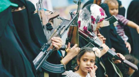 انقلابيو اليمن يكثفون تمكين «الزينبيات» بمواقع الشرطة النسائية