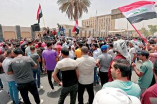 محتجون أمام البرلمان العراقي يطالبون بوظائف