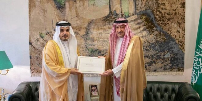 خادم الحرمين يتلقى رسالة خطية من ملك البحرين تتعلق بالروابط الأخوية بين البلدين