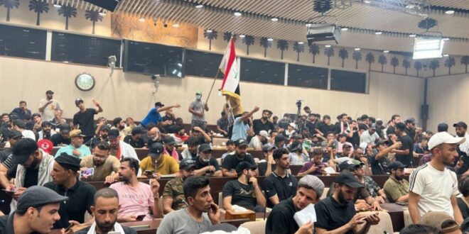 العراق: متظاهرون يقتحمون مبنى البرلمان ويعلنون اعتصاما مفتوحاً