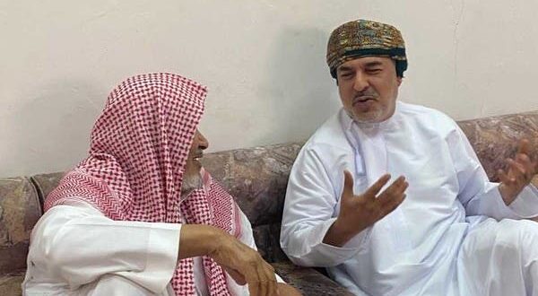 فيديو مؤثر.. عُماني يزور معلمه السعودي في حائل بعد 42 عاما من الفراق