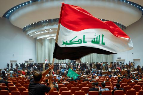 المتظاهرون يعلنون اعتصاماً مفتوحاً في البرلمان العراقي بعد اقتحامه (فيديو)