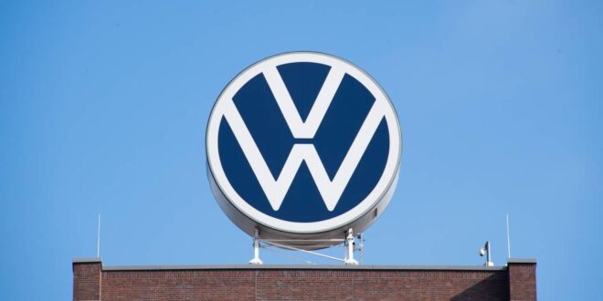 FILED - 11 August 2021, Lower Saxony, Wolfsburg: A view of the Volkswagen brand tower on the grounds of the VW plant in Wolfsburg. Photo: Julian Stratenschulte/dpa