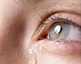دراسة: يمكن تشخيص أمراض العيون عبر فحص الدموع