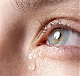 دراسة: يمكن تشخيص أمراض العيون عبر فحص الدموع