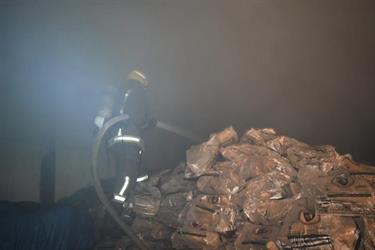 "مدني الرياض" يخمد حريقاً في مستودع فحم بحي العزيزية