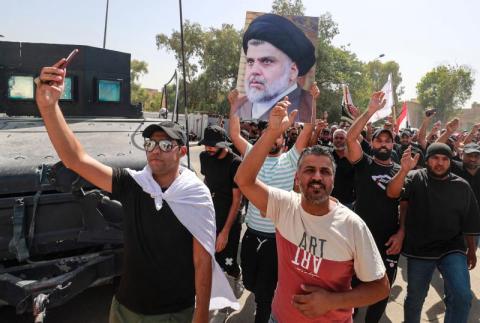 أنصار الصدر يتظاهرون قرب المنطقة الخضراء في بغداد