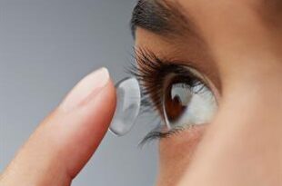 "الصحة": 5 نصائح قبل استخدامك العدسات اللاصقة لتفادي الإصابة بالعمى