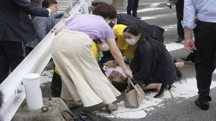 وفـاة رئيس الوزراء الياباني السابق شينزو آبي عقب تعرضه لإطلاق النار