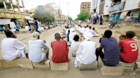 الشرطة السودانية حاولت فض اعتصام بقنابل الغاز يوم العيد