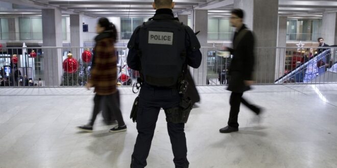 الشرطة الفرنسية تقتل رجلاً يحمل سكيناً بمطار شارل ديغول