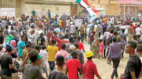 بالغاز والقنابل الصوتية... الأمن السوداني يصد المحتجين من أمام القصر الرئاسي