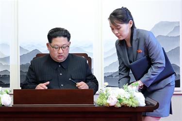 شقيقة زعيم كوريا الشمالية تكشف إصابته بحمى شديدة.. وتتهم جارتها الجنوبية بالتسبب بتفشي "كورونا"