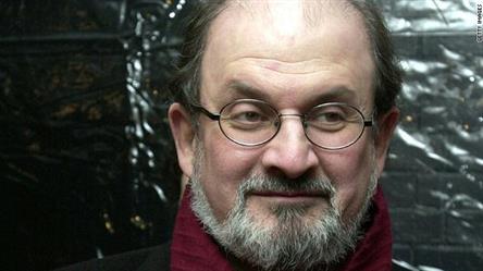 وكيل أعمال سلمان رشدي يقول الأطباء رفعوا عنه جهاز التنفس الصناعي وحالته تتحسن
