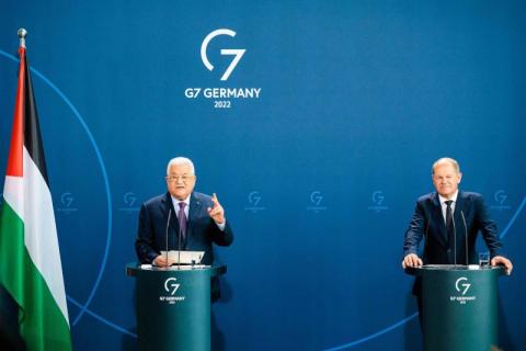 المستشار الألماني: مستاء من تصريحات الرئيس الفلسطيني عن المحرقة
