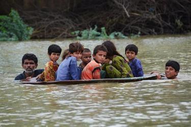 حصيلة ضحايا فيضانات باكستان تتجاوز الألف قتيل (فيديو)