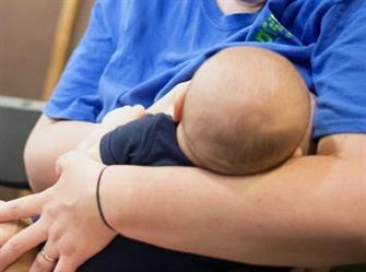 "الغذاء والدواء": الرضاعة الطبيعية للطفل في أول ساعة من الولادة تحميه من هذه الأمراض