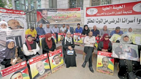 أسرى فلسطينيون يعتصمون في ساحات السجون