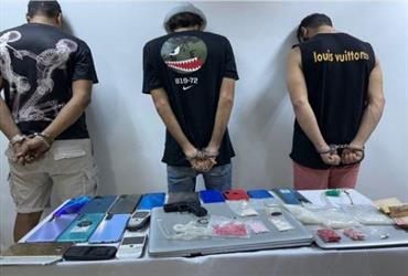 ضبط 3 أشخاص بحوزتهم مواد مخدرة ومسروقات في جدة