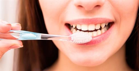 طبيب: سوء صحة الفم والأسنان قد يزيد من خطر تلف الرئة
