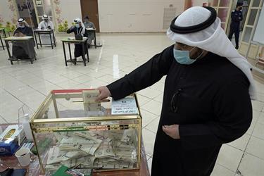 الكويتيون يدلون بأصواتهم اليوم في انتخابات مجلس الأمة