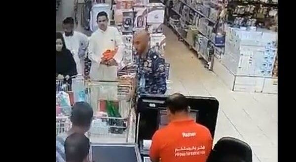 ضابط يعتدي على مواطنين بمتجر.. فيديو يثير جدلاً بالكويت