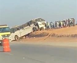 وفاة شخص وإصابة 23 في تصادم حافلة ركاب مع شاحنة بطريف