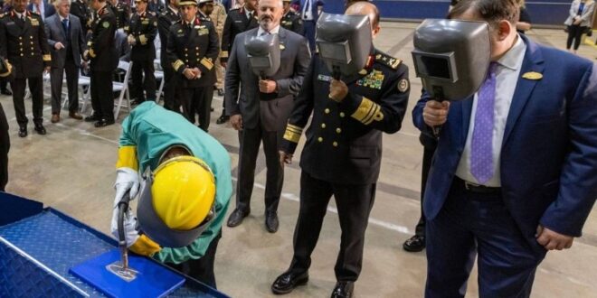 «البحرية» تُرسي العارضة الرئيسية لـ«سفينة جلالة الملك فهد» في ويسكونسن الأمريكية