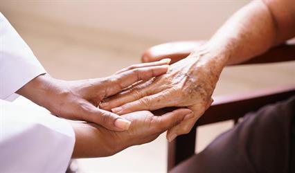 "الصحة الخليجي": 3 مضاعفات صحية يتعرض لها كبار السن حال شعورهم بالوحدة