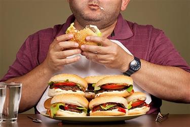 يفقد السيطرة على التحكم بالأكل.. ما هو اضطراب نهم الطعام وما أبرز أعراضه وتأثيراته