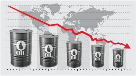 أسعار النفط تتراجع بفعل زيادة مفاجئة في مخزونات الخام الأمريكية
