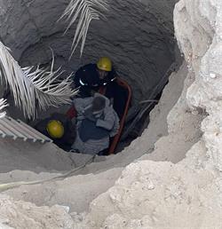 "مدني وداي الدواسر" ينقذ مواطناً سقط في بئر (صور)