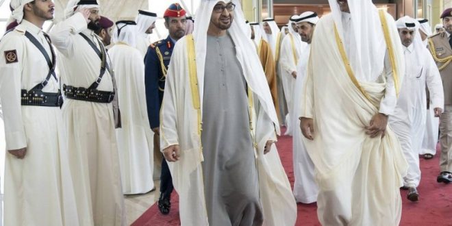 رئيس الإمارات يصل إلى قطر في زيارة رسمية.. وتميم بن حمد يتقدم مستقبليه