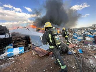 "مدني الرياض" يخمد حريقاً في موقع تخزين أخشاب