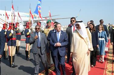 في أول زيارة رسمية.. الرئيس "الإسرائيلي" يزور البحرين