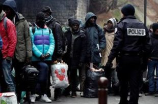 منظمات تتّهم فرنسا بمحاولات "مخزية" لترحيل مهاجرين إلى سوريا
