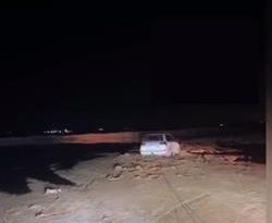 انتشال سيارة علقت في مستنقع سيول بضواحي الرياض (فيديو)